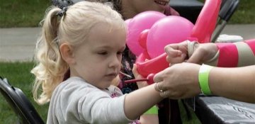 girl receiving a balloon animal