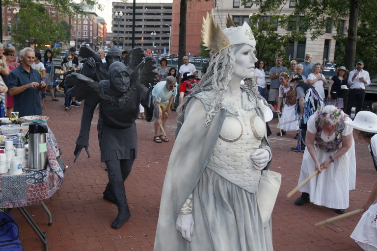 Living statue performer Kathy Bacon ’05 portrays the Oracle