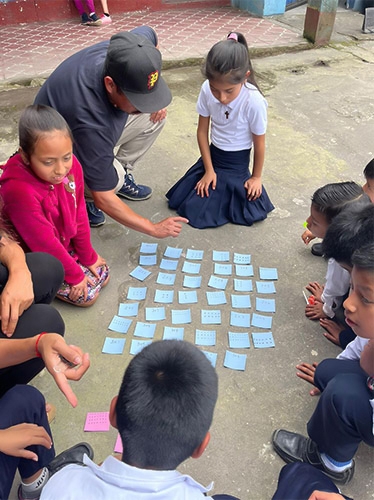 Roberto enseña matemáticas a niños guatemaltecos usando post-its