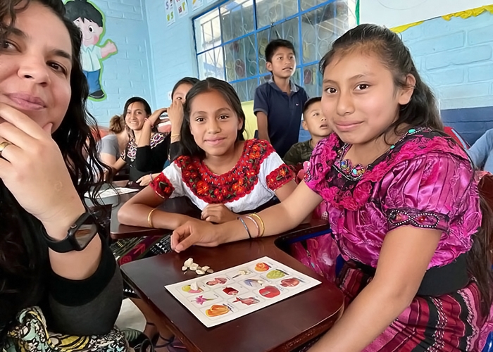 Larissa, estudiante de posgrado, enseña a niños guatemaltecos