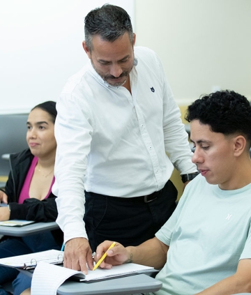 Jhon Cardona teaching students in an ESL class