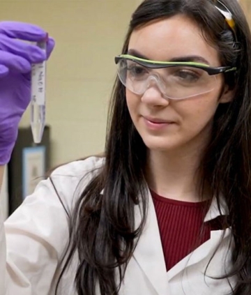 Ella Lewis, Hope Scholar, and biology major working in lab
