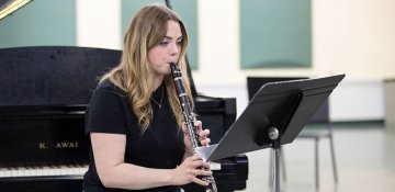 Hannah Gilooley playing the clarinet