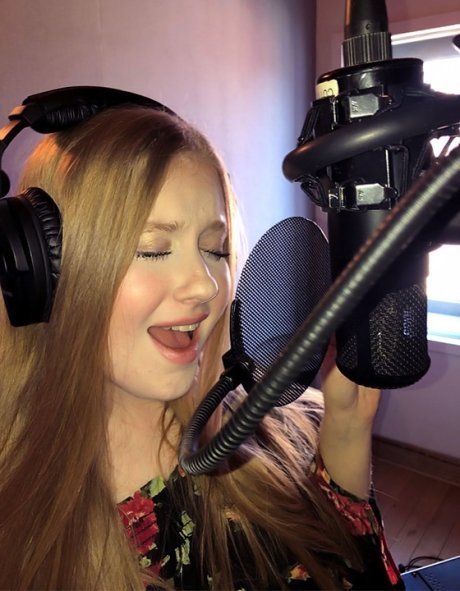 Jessica sings into a microphone