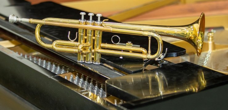 Horn on piano