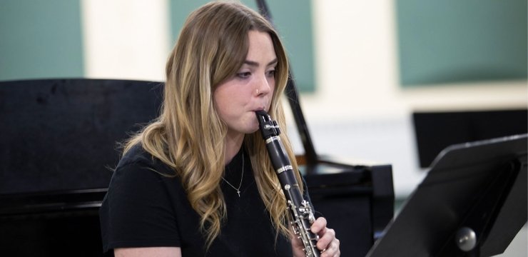 Hannah Gilooley playing the clarinet
